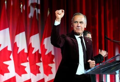 El primer ministro de Canadá, Mark Carney, levanta el puño al llegar a pronunciar un discurso en la fiesta navideña del bloque liberal en Ottawa, el jueves 11 de diciembre de 2025