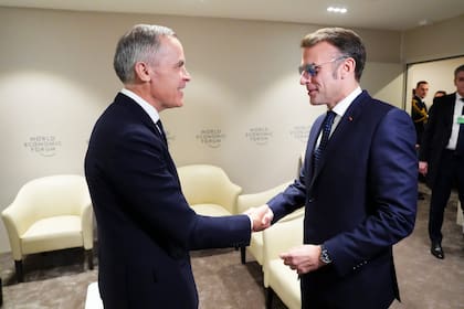 El primer ministro de Canadá, Mark Carney, se reúne con el presidente de Francia, Emmanuel Macron, durante el Foro Económico Mundial en Davos, Suiza, el martes 20 de enero de 2026.