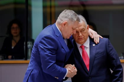 El primer ministro de Eslovaquia, Robert Fico, izquierda, habla con el primer ministro húngaro Viktor Orban en una mesa redonda en una cumbre de la Unión Europea en Bruselas, el jueves 20 de marzo de 2025.