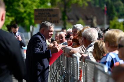 El primer ministro de Eslovaquia Robert Fico en Handlova, antes del ataque