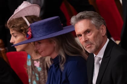 El primer ministro de Holanda, Dick Schoof (derecha), junto a la ministra de Salud, Fleur Agema (centro), y la titular de Clima y Crecimiento Verde, Sophie Hermans (izquierda), escuchan un discurso del rey Guillermo Alejandro que detalla las políticas del nuevo gobierno para el próximo curso político, en La Haya, Holanda, el 17 de septiembre de 2024
