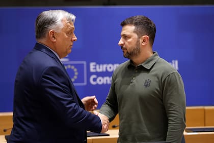 El primer ministro de Hungría, Viktor Orbán (izquierda), estrecha la mano al presidente de Ucrania, Volodymyr Zelensky, durante una cumbre de la Unión Europea en Bruselas, el 27 de junio de 2024