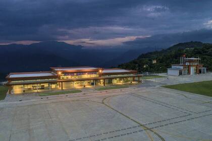 El primer ministro de India, Narendra Modi, inauguró este lunes en Sikkim, un estado nororiental, el aeropuerto número 100 del país, al que ya algunos incluyen entre los más bonitos del mundo