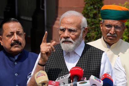 El primer ministro de India, Narendra Modi, habla a su llegada en el primer día de la sesión sobre el monzón en el parlamento indio, en Nueva Delhi, India, el jueves 20 de julio de 2023. (AP Foto/Manish Swarup)