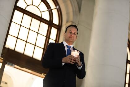 El primer ministro de Irlanda, Leo Varadkar, volvió a ejercer la medicina durante la pandemia de coronavirus