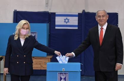 El primer ministro de Israel, Benjamin Netanyahu, y su mujer, Sara, en las votaciones parlamentarias de marzo de 2021