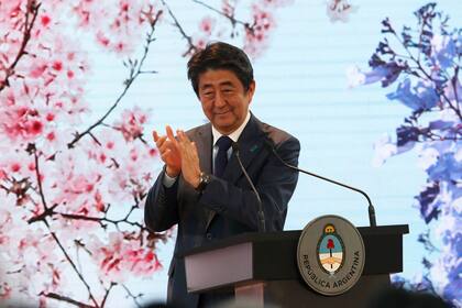 El primer ministro de Japón, Shinzo Abe, aplaude durante una reunión con el presidente de Argentina, Mauricio Macri, en el Centro Cultural Kirchner en Buenos Aires, en 2018