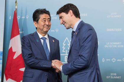El primer ministro de Japón, Shinzo Abe, saluda al anfitrión, el canadiense Justin Trudeau