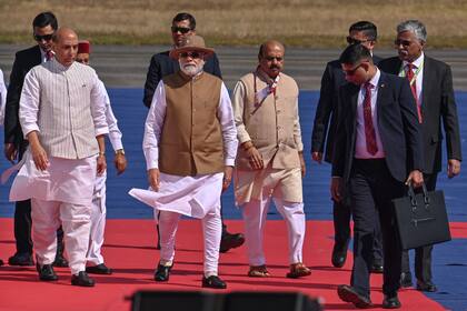El primer ministro de la India, Narendra Modi, llega junto con el ministro de Defensa, Rajnath Singh, para inaugurar la 14ª edición de "Aero India 2023" en la estación de las fuerzas aéreas de Yelahanka, en Bengaluru, el 13 de febrero de 2023.