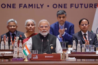 El primer ministro de la India, Narendra Modi, observa durante el inicio de la segunda sesión de trabajo de la Cumbre de Líderes del G20 en el Bharat Mandapam en Nueva Delhi el 9 de septiembre de 2023.