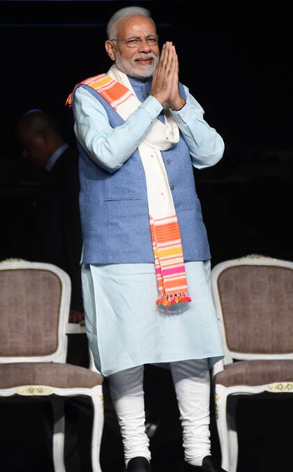 El Primer Ministro de la India, Narendra Modi , con su estilo en un evento de "Yoga por la paz"