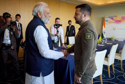 El primer ministro de la India, Narendra Modi, y el presidente de Ucrania, Volodimir Zelensky, durante la cumbre del G7 en Hiroshima, Japón.