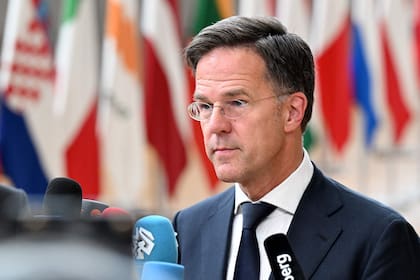 El primer ministro de los Países Bajos, Mark Rutte, hace declaraciones a los periodistas a su llegada a una cumbre informal de líderes de la UE en Bruselas, el 17 de junio de 2024. 
