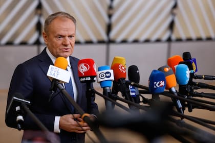 El primer ministro de Polonia, Donald Tusk, habla con los medios al llegar a la cumbre de la Unión Europea en Bruselas