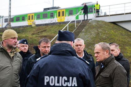 El primer ministro de Polonia, Donald Tusk (segundo por la derecha), visita el lugar del sabotaje ferroviario