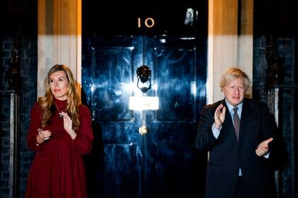 El primer ministro de Reino Unido, Boris Johnson y su novia Carrie Symonds frente al número 10 de Downing Street, en Londres