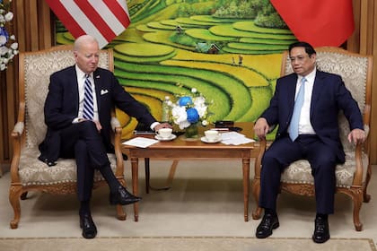 El primer ministro de Vietnam, Pham Minh Chinh, a la derecha, se reúne con el presidente de Estados Unidos, Joe Biden, en la oficina de gobierno de Hanoi, Vietnam, el lunes 11 de septiembre de 2023. (AP Foto/Minh Hoang, Pool)
