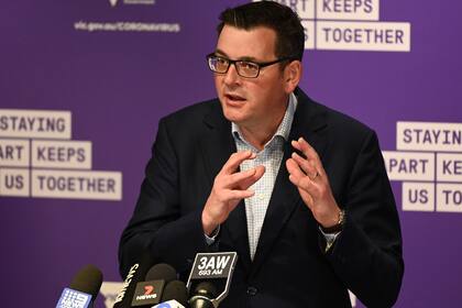 El primer ministro del estado de Victoria, Daniel Andrews, habla durante una conferencia de prensa en Melbourne el 2 de agosto de 2020, anunciando nuevas restricciones para frenar la propagación del coronavirus
