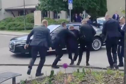 El primer ministro eslovaco resultó herido en un tiroteo después de una reunión de gobierno