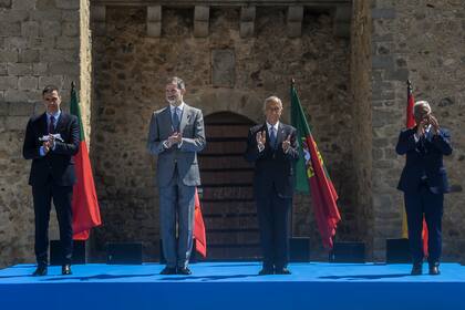 El primer ministro español Pedro Sánchez, el rey de España Felipe VI, el presidente portugués Marcelo Rebelo de Sousa y el primer ministro portugués Antonio Costa asisten a una ceremonia para la reapertura de la fronteras entre España y Portugal en Elvas, el 1 de julio de 2020