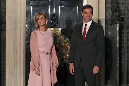 El primer ministro español Pedro Sánchez y su esposa Begoña Gómez llegan al número 10 de Downing Street en Londres, el 3 de diciembre de 2019