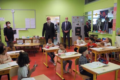 El primer ministro francs Jean Castex visita un aula el primer da de regreso a clases, en la escuela primaria Louis de Frontenac en Chateauroux, Francia central