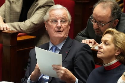 El primer ministro francés, Michel Barnier, sostiene un documento durante los discursos en la Asamblea Nacional antes de un voto de confianza que lo dejó fuera del gobierno, el 4 de diciembre de 2024 en París. (AP/Michel Euler)