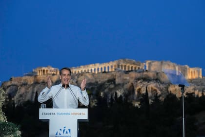 El primer ministro griego Kyriakos Mitsotakis habla en un acto electoral en Atenas, frente a la colina de la Acrópolis
