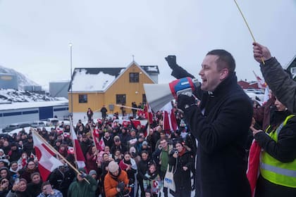 El primer ministro groenlandés Jens-Frederik Nielsen habla durante una protesta contra la política del presidente estadounidense Donald Trump hacia Groenlandia frente al consulado de Estados Unidos en Nuuk, Groenlandia, el sábado 17 de enero de 2026. (AP Foto/Evgeniy Maloletka)