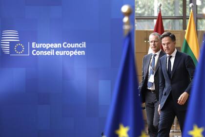 El primer ministro holandés, Mark Rutte, a la derecha, llega a una cumbre de la UE en el Consejo Europeo de Bruselas, el lunes 17 de junio de 2024.