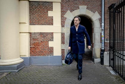 El primer ministro holandés, Mark Rutte, deja el palacio de gobierno en La Haya. (Photo by ROBIN VAN LONKHUIJSEN / ANP / AFP) / Netherlands OUT