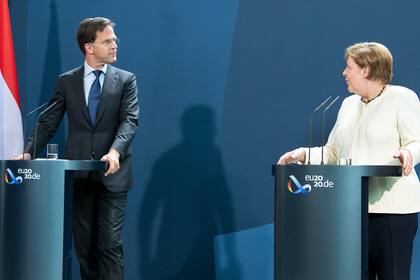 El primer ministro holandés Mark Rutte junto a la canciller alemana Angela Merkel