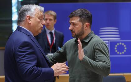 El primer ministro húngaro, Viktor Orban, conversa con el presidente de Ucrania, Zelensky, durante la Cumbre del Consejo Europeo en la sede de la UE en Bruselas el 27 de junio de 2024. Orban puso barreras contra el presupuesto de la UE para Ucrania