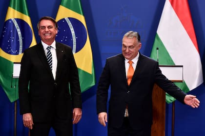 El primer ministro húngaro Viktor Orban, derecha, y el presidente brasileño Jair Bolsonaro sonríen durante una conferencia de prensa conjunta en Budapest el 17 de febrero del 2022.  