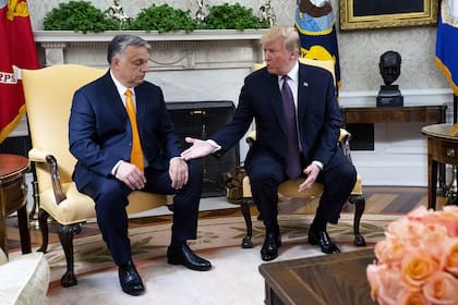 El primer ministro húngaro, Viktor Orbán, escucha en el Salón Oval al presidente de Estados Unidos, Donald Trump, en 2019