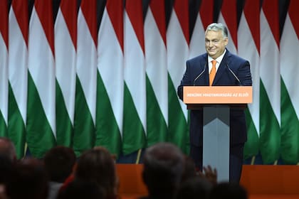 El primer ministro húngaro, Viktor Orban, pronuncia su discurso tras ser reelegido presidente del partido en el congreso de elección de cargos del partido gobernante húngaro Fidesz el sábado 18 de noviembre de 2023, en Budapest, Hungría. (Szilard Koszticsak/MTI via AP)