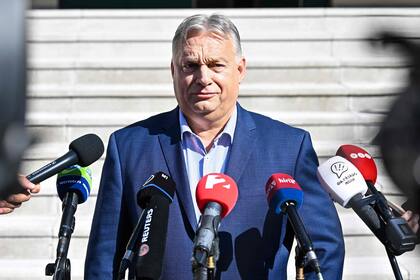 El primer ministro húngaro, Viktor Orban, se dirige a los periodistas frente a un colegio electoral en Budapest, Hungría, durante las elecciones al Parlamento Europeo y las elecciones municipales el 9 de junio de 2024.