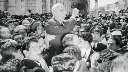 El primer ministro iraní Mohammed Mossadegh dirigéndose a una multitud en Teherán el 2 de octubre de 1951.