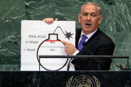 el primer ministro israelí, Benjamin Netanyahu, muestra una ilustración mientras describe sus preocupaciones por las ambiciones nucleares de Irán, en su discurso en le 67ma sesión de la Asamblea General de Naciones Unidas, en la sede del organismo, el 27 de septiembre de 2012