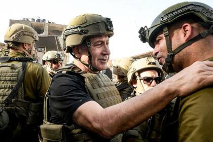 El primer ministro israelí, Benjamin Netanyahu, junto a soldados en la Franja de Gaza. (Handout / Israeli Prime Minister Office / AFP) 