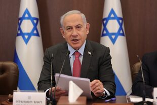 El primer ministro israelí, Benjamin Netanyahu, asiste a la reunión semanal del gabinete en la oficina del primer ministro en Jerusalén el domingo 19 de marzo de 2023. (Abir Sultan/Pool Photo vía AP)