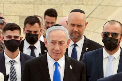 El primer ministro israelí, Benjamin Netanyahu, asiste a la ceremonia anual en la víspera del Día del Recuerdo de Israel por los soldados caídos, en el memorial Yad LaBanim de Jerusalén