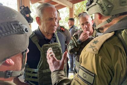 El primer ministro israelí, Benjamin Netanyahu, durante una visita a los soldados en el Kibbutz Be'eri