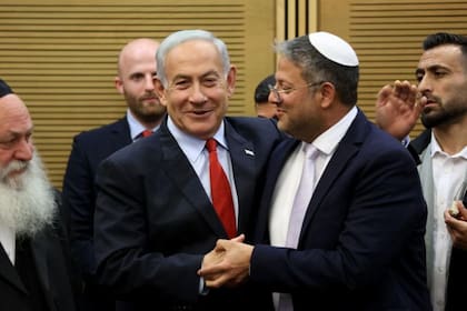 El primer ministro israelí, Benjamin Netanyahu, se abraza con el ministro de Seguridad Nacional, Itamar Ben-Gvir