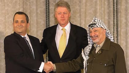 El primer ministro israelí Ehud Barak y el líder palestino Yasir Arafat firmaron en 1999 con mediación de Estados Unidos los acuerdos de paz de Oslo