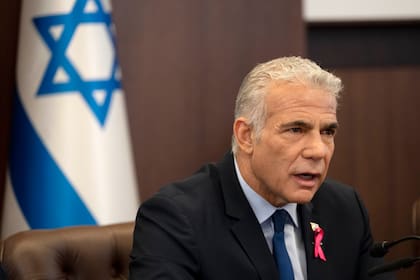 El primer ministro israelí, Yair Lapid, hace una declaración de apertura mientras preside la reunión semanal del gabinete en Jerusalén, el 2 de octubre de 2022.