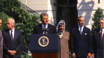 El primer ministro israelí, Yitzhak Rabin, y el líder de la OLP, Yasser Arafat, flanquearon al presidente estadounidense Bill Clinton en la firma de los acuerdos; Mahmoud Abbas (derecha) tenía entonces 57 años.