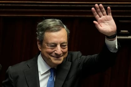 El primer ministro italiano Mario Draghi saluda a los legisladores al término de su discurso en el Parlamento, este jueves 21 de julio