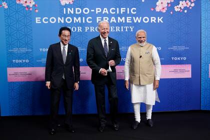 El primer ministro japonés, Fumio Kishida, a la izquierda, el presidente Joe Biden y el primer ministro indio, Narendra Modi, posan para las fotos a su llegada al evento de lanzamiento del Marco Económico Indo-Pacífico para la Prosperidad en la Galería Izumi Garden, el lunes 23 de mayo de 2022, en Tokio.