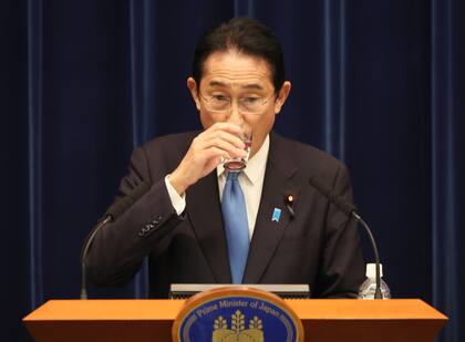 El primer ministro japonés Fumio Kishida habla en una conferencia de prensa en su residencia oficial en Tokio el 28 de octubre del 2022. El gabinete japonés aprobó un fuerte paquete económico que incluye 29 billones de yenes (200.000 millones de dólares)en gastos gubernamentales para contrarrestar los efectos de la inflación en los hogares, indicando que la mayor preocupación de los creadores de políticas es que la economía se estanque, no que se sobrecaliente. (Yoshikazu Tsuno/Pool Foto via AP)